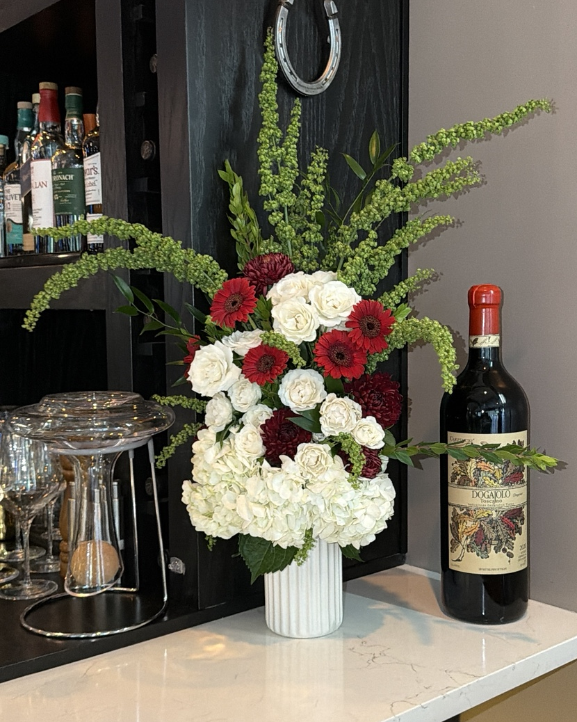 Arreglo floral Elegancia Escarlata en restaurante
