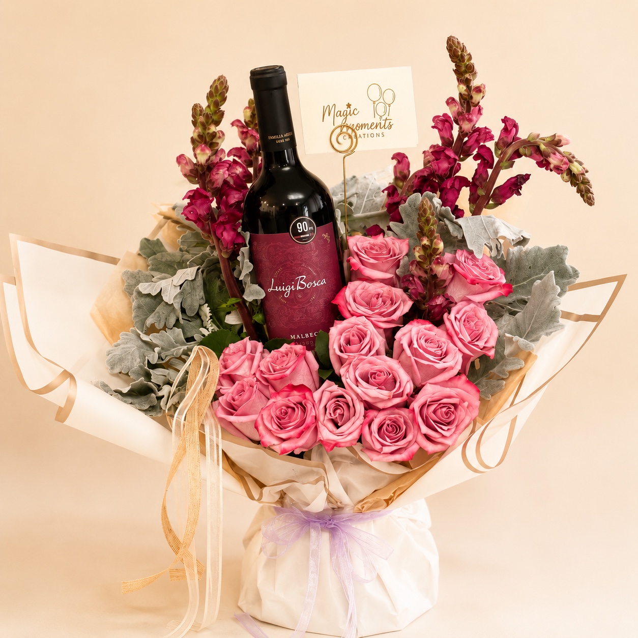 Arreglo de rosas rosadas con vino